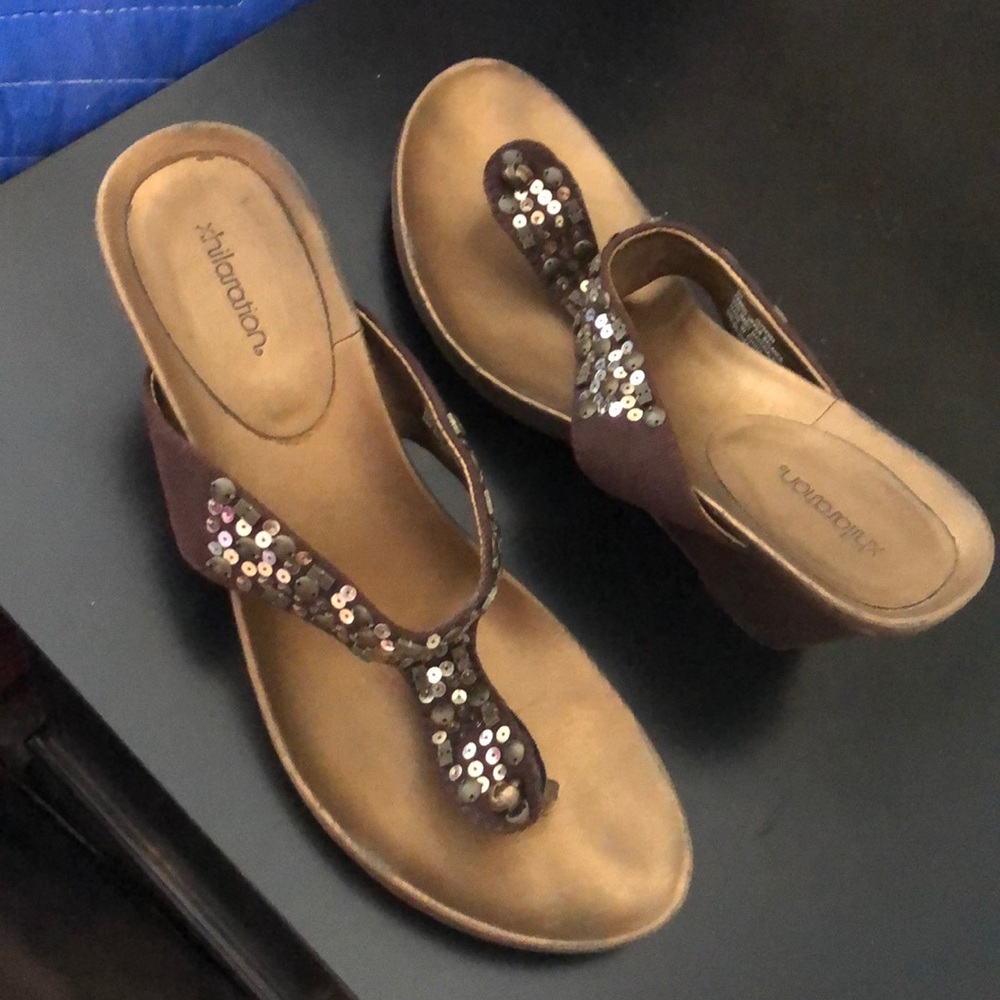 Cute shinny sandals for Summertime or Spring 👡👗